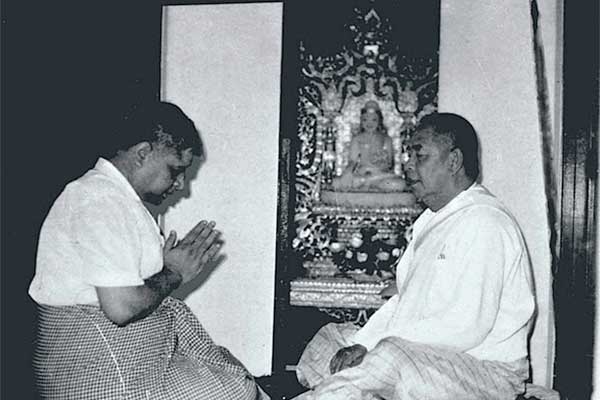 Goenkaji pays respect to his beloved teacher Sayagi U Ba Khin.